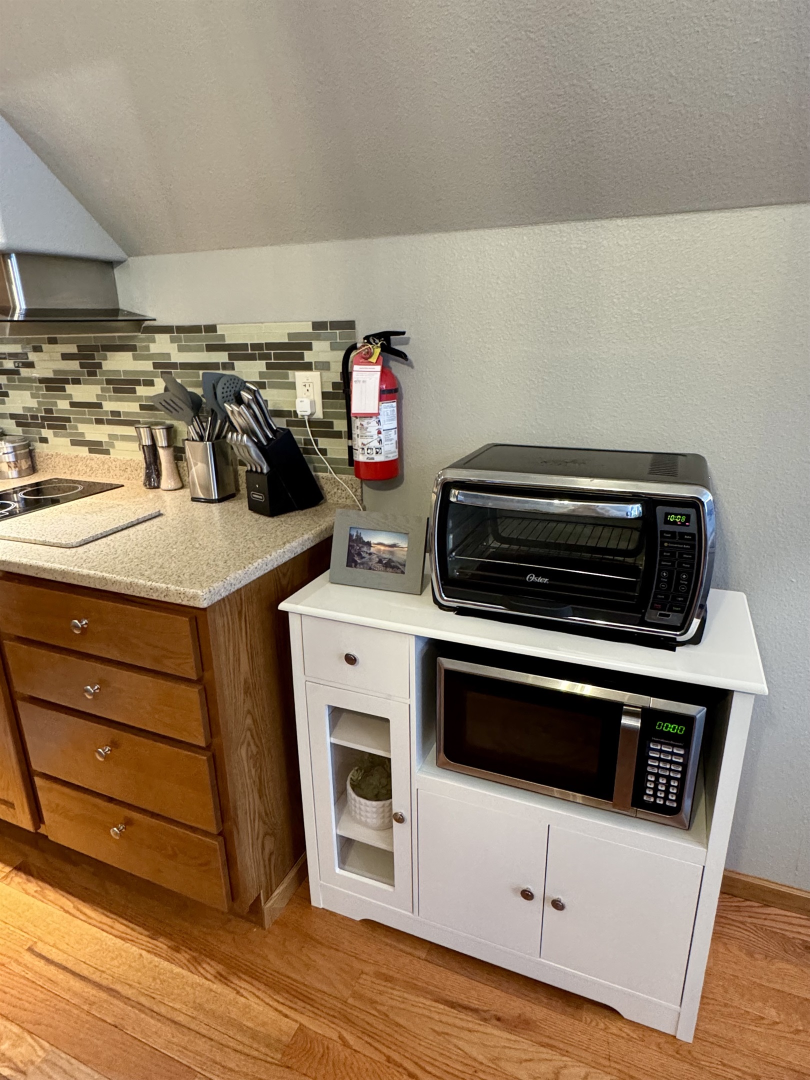 Microwave and toaster **NO Oven** in this rental plan meals ** Grill provided  NO dishwasher 