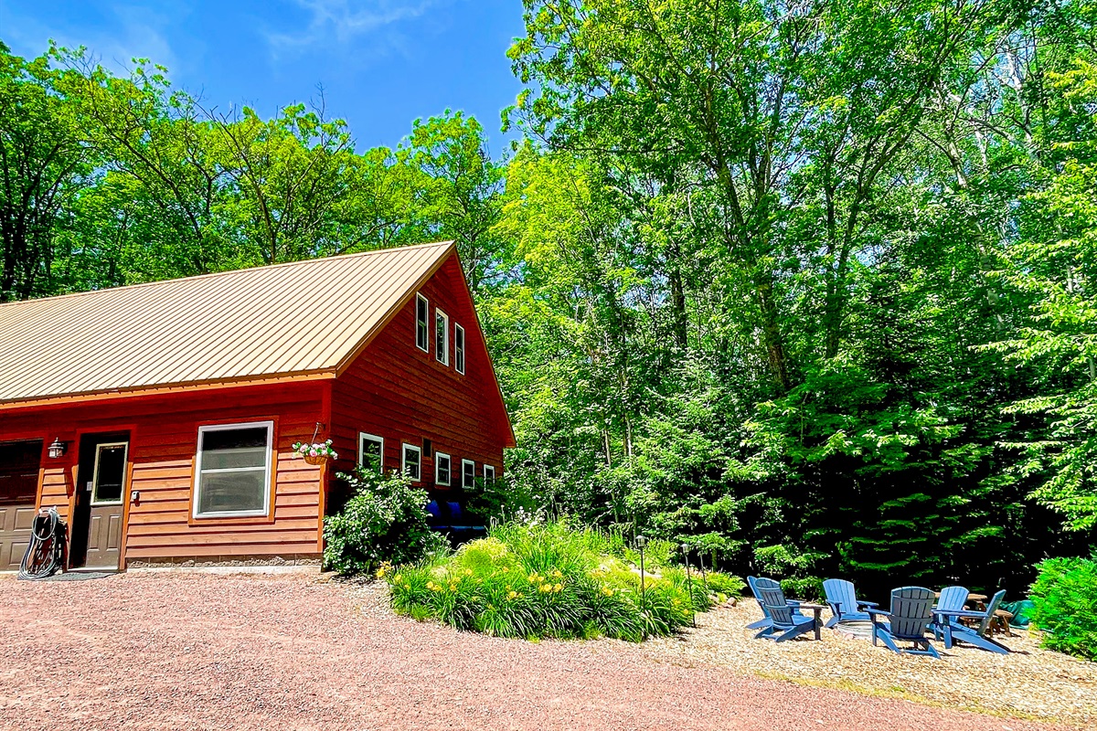 Direct view of front of the Rock Garden Cottage from across driveway
