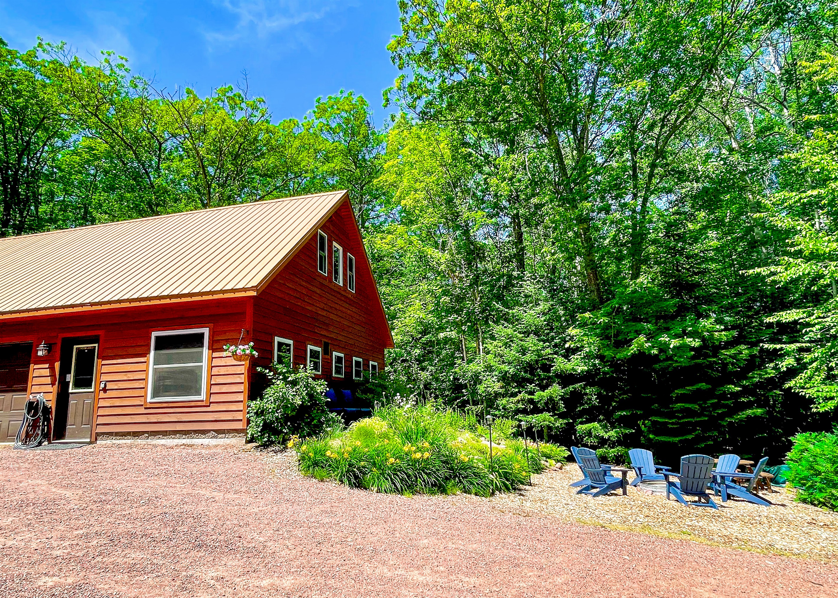 Direct view of front of the Rock Garden Cottage from across driveway
