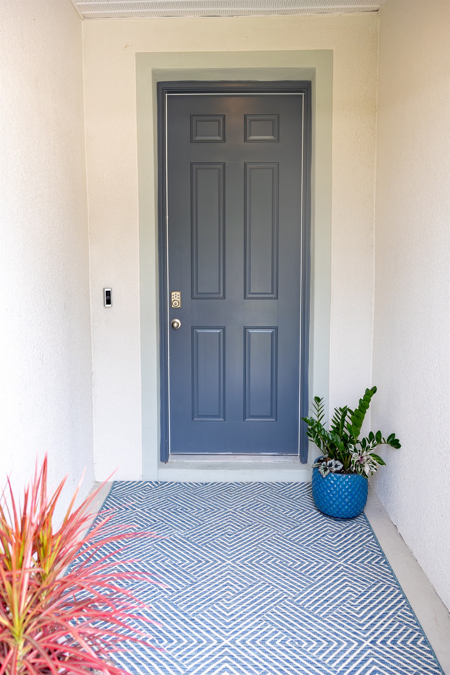 Screened-in entryway