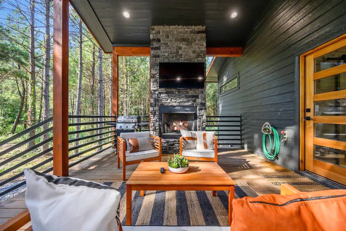 Absolutely loved it.  The space is beautifully arranged, with an eye pleasing palette. Roomy yet intimate. The outdoor space with the fireplace and hot tub is a relaxing spot to enjoy the outdoors. We are looking forwardto a trip in the spring 