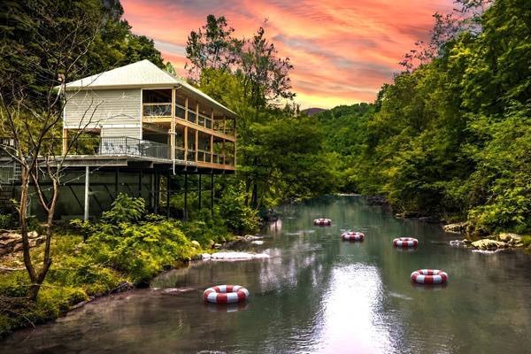 Welcome to "Take Me to the River" Cabin. Perched right above the famous "Little Pigeon" River in Gatlinburg. Spend your day on the deck overlooking the river + watch wildlife pass through the trees. TUBES/FLOATS ARE NOT PROVIDED. NO LIFEGUARD ON DUTY. 