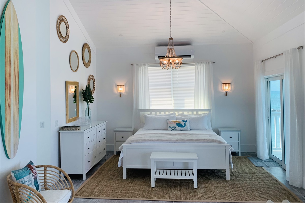 MERMAID COVE Spacious open plan bedroom. Luxurious king size bed, comfortable mattress and soft hemp linens for a perfect night sleep. Ladies will appreciate an area for makeup application with large wall mirror, good lighting and makeup storage. 