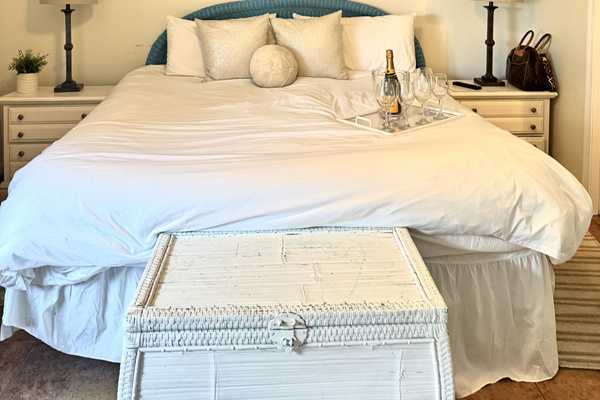 Lux Linens Tempurpedic King Bed & Blackout curtains. 