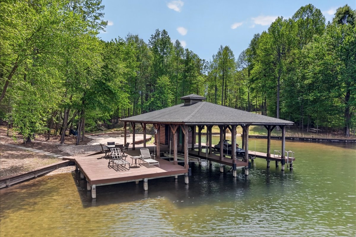 Boathouse hangs + lake days!