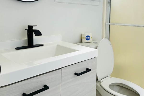 Main Level Cozy Shared Full Bathroom. 