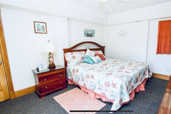 Bedroom  - King Master, Subtle elegance with a mix of white and delicate pink.