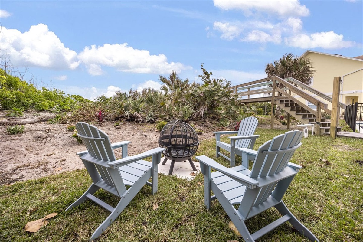 Relax in the outdoor space with beautifully decorated chairs at the center, surrounded by lush greenery. Enjoy stunning views of the neighborhood, with a charming bridge leading to the sea, creating the perfect spot for relaxation and sightseeing