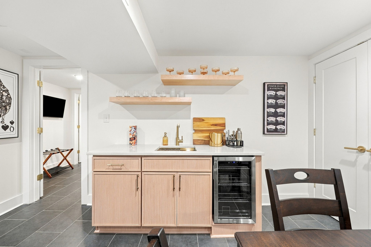 Mini Bar Retreat: Stylish kitchenette with modern finishes, perfect for cocktail enthusiasts!