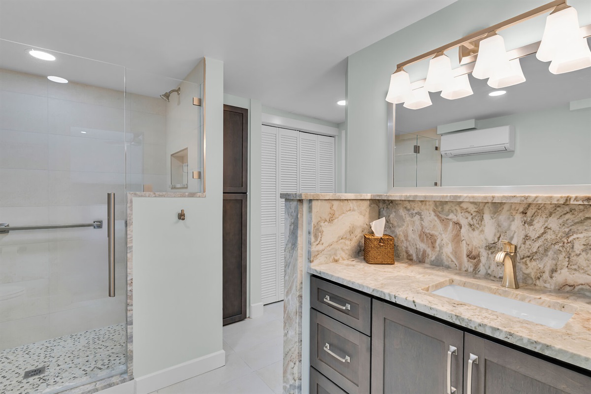 Downstairs ensuite bathroom with dual-access.