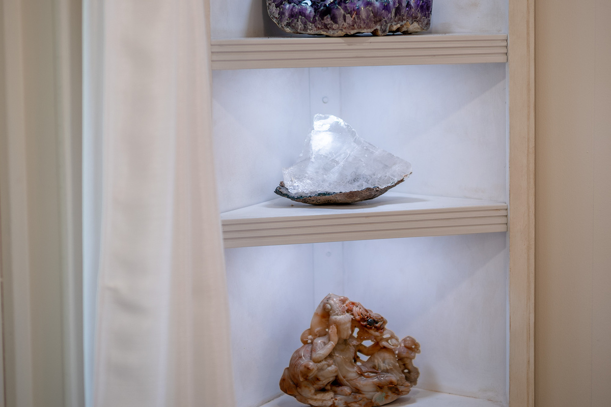 The home is decorated with many crystals that can be purchased if desired. Contact the host if you are interested. 