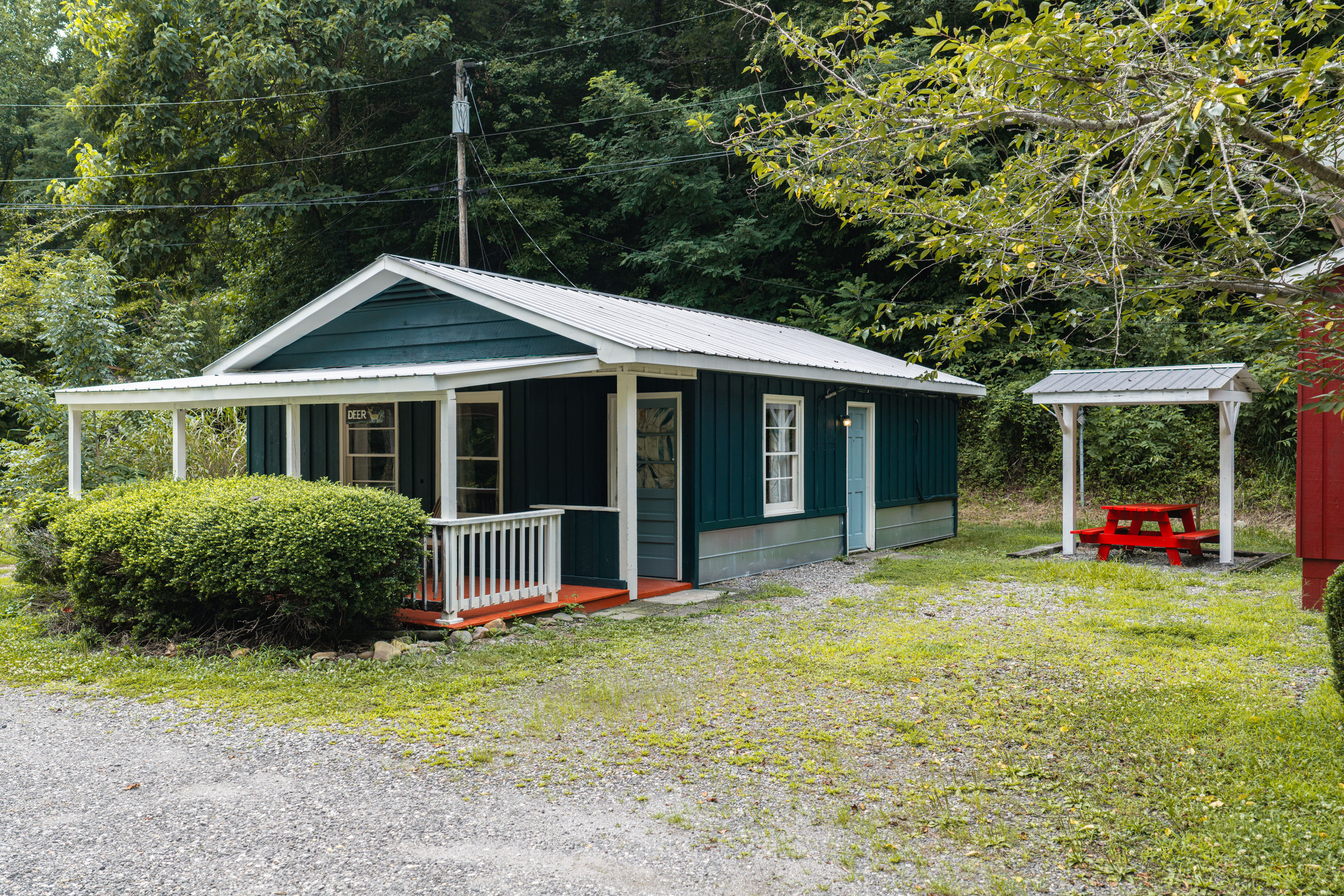 Charming Cottage: Embrace nature's beauty from your tranquil home base in Whittier!
