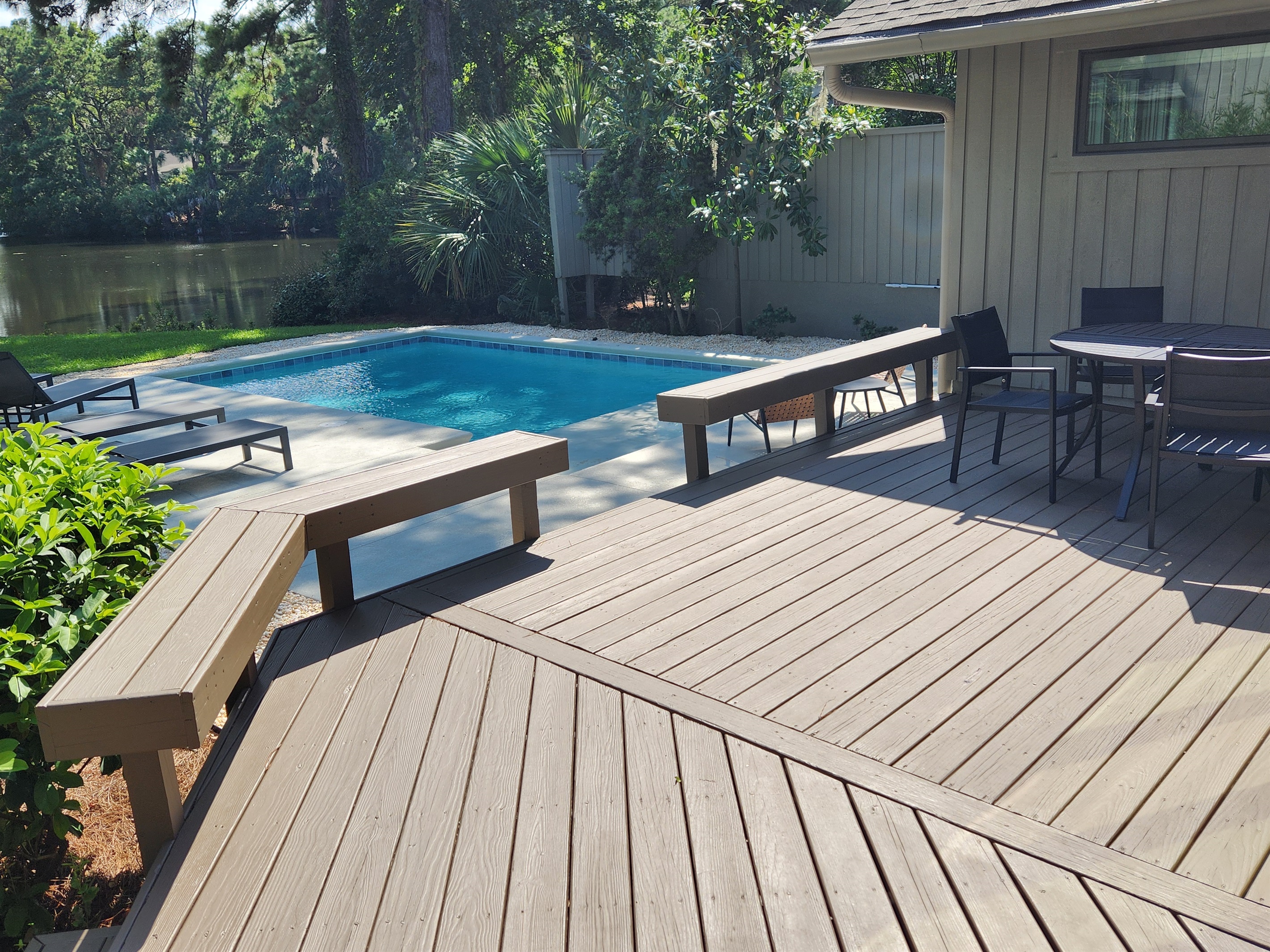 The views from the deck to the pool down the lagoon are absolutely spectaculr.