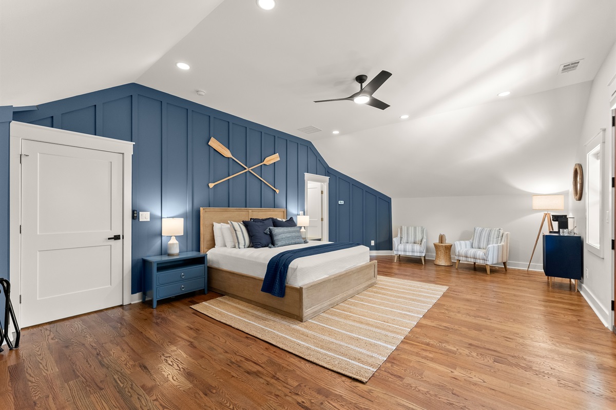 Expansive King Suite with vaulted ceiling and sitting area — refined and restful.