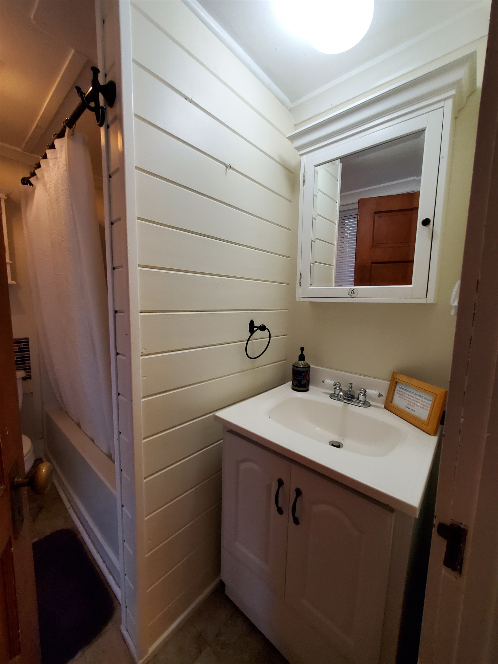 Boathouse Full bath w/ tub & shower