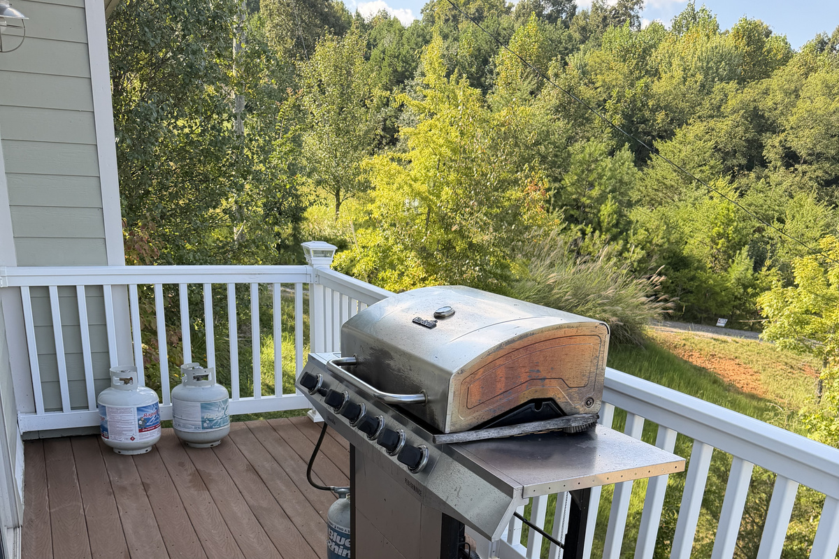 Gas Grill with extra tanks
