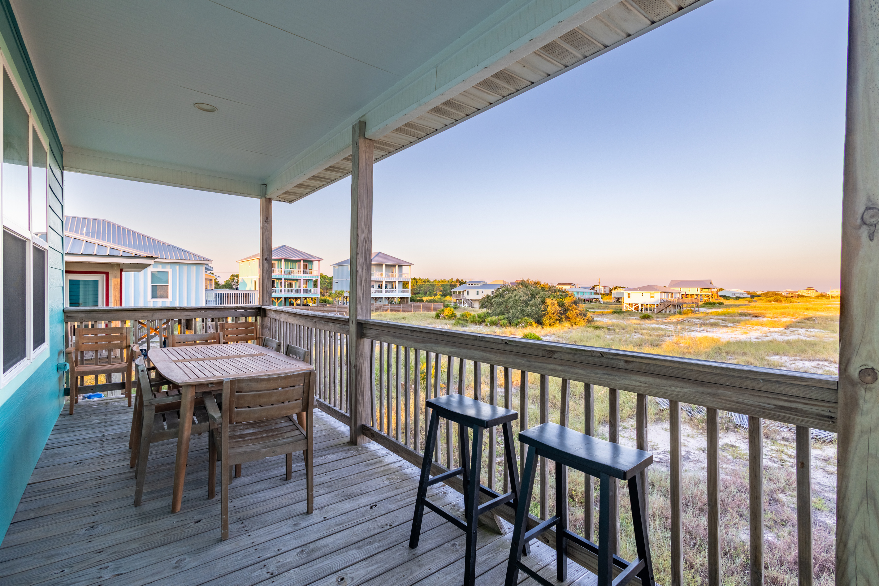 Back deck with unobstructed view 