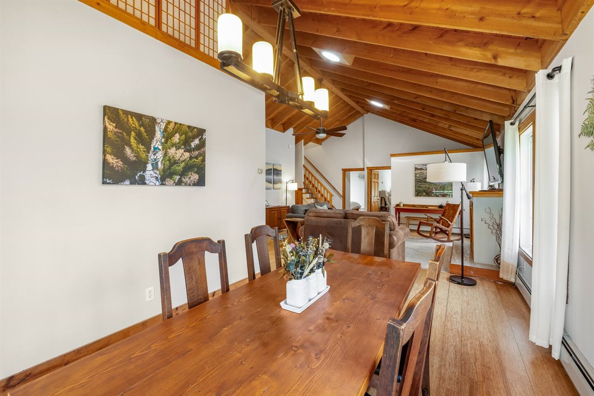 Beautiful dining space for 6+