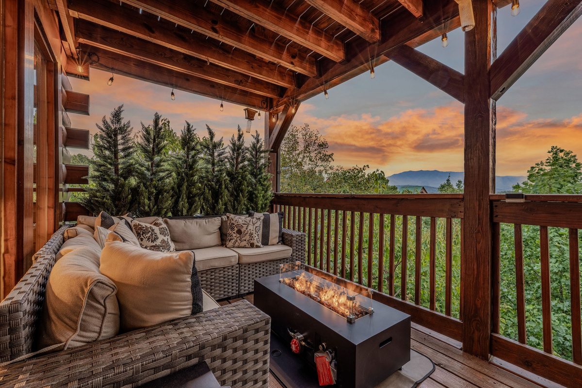 Luxury Log Cabin with Spectacular Mountain Views - 10 Minutes to Pigeon Forge - Photo 1