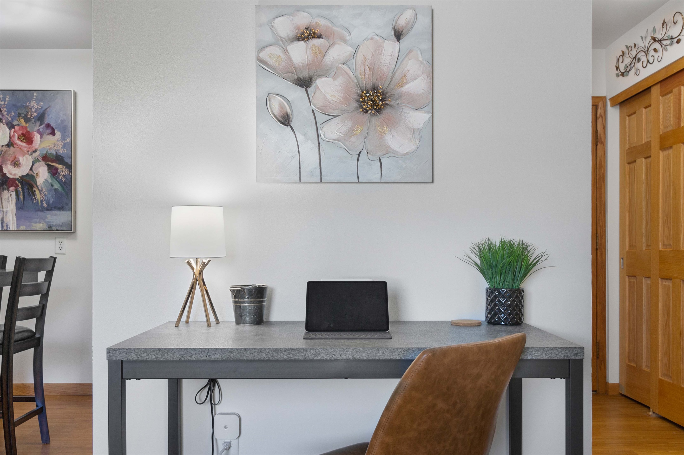 Work in confidence and comfort at the desk and business class wifi.