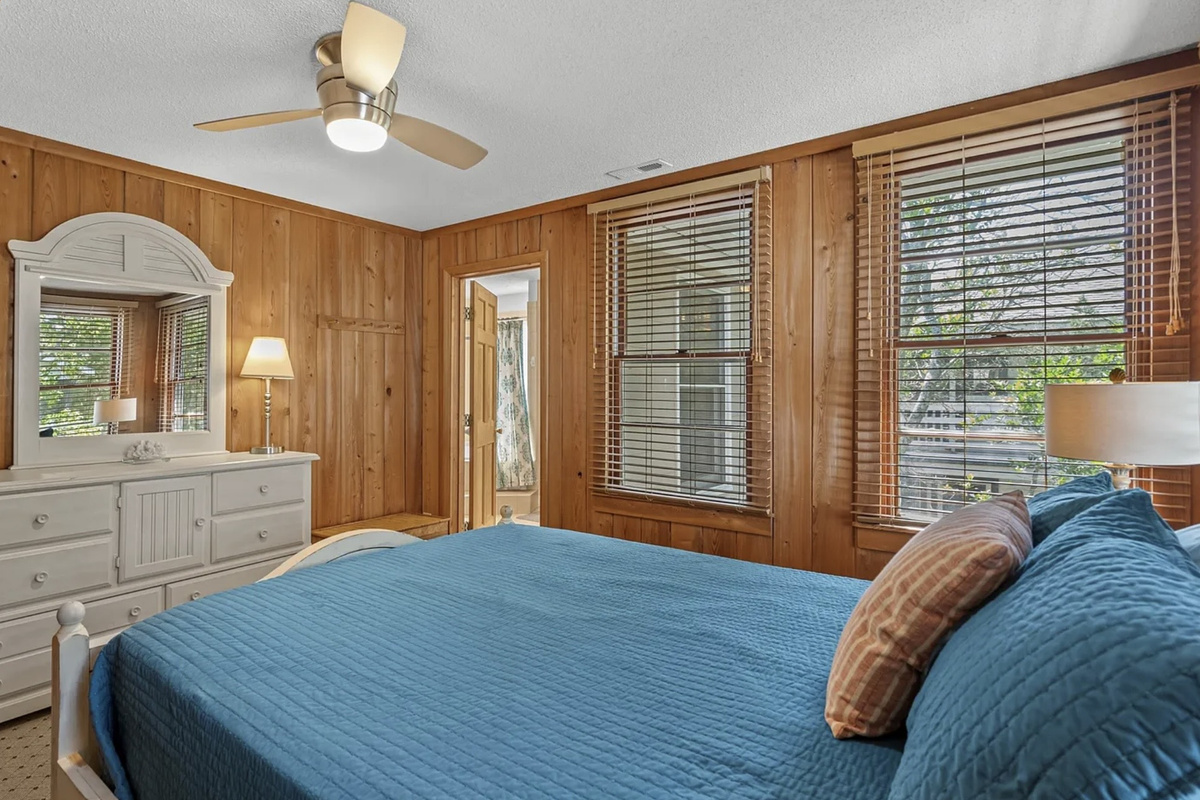 Another restful bedroom so the whole family can spread out comfortably. ⭐