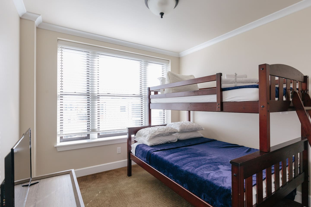 Full and twin (upper) sleeping accommodations + 46 in Smart TV