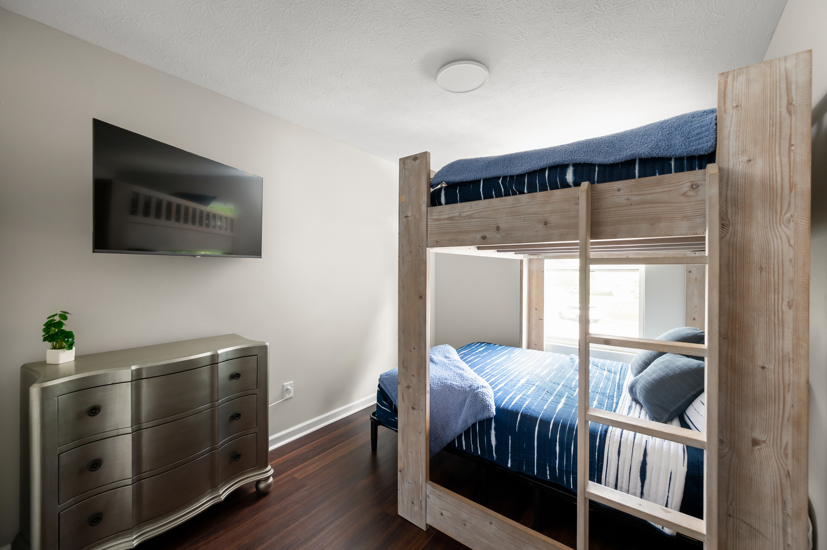 Perfect for kids, friends, or additional guests, Bedroom 4 features a full-over-queen bunk bed and a Smart TV, creating a fun and comfortable space for everyone to enjoy.