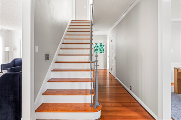 CENTRAL STAIRCASE - ALL 3 BEDROOMS UPSTAIRS