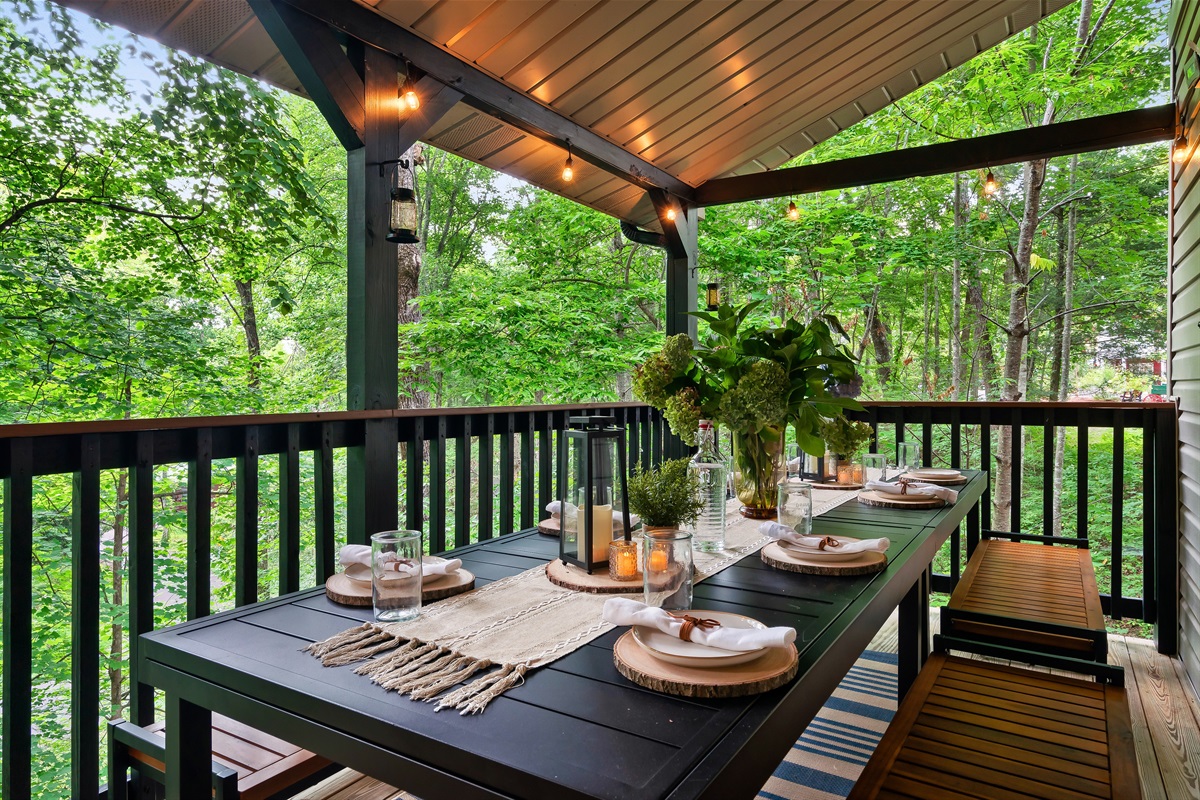 Enjoy al fresco dining for 8