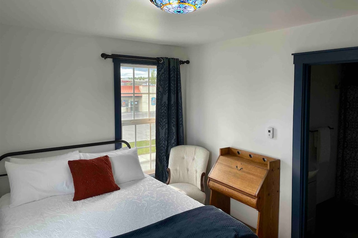 Queen Bed with private bathroom & secretary desk