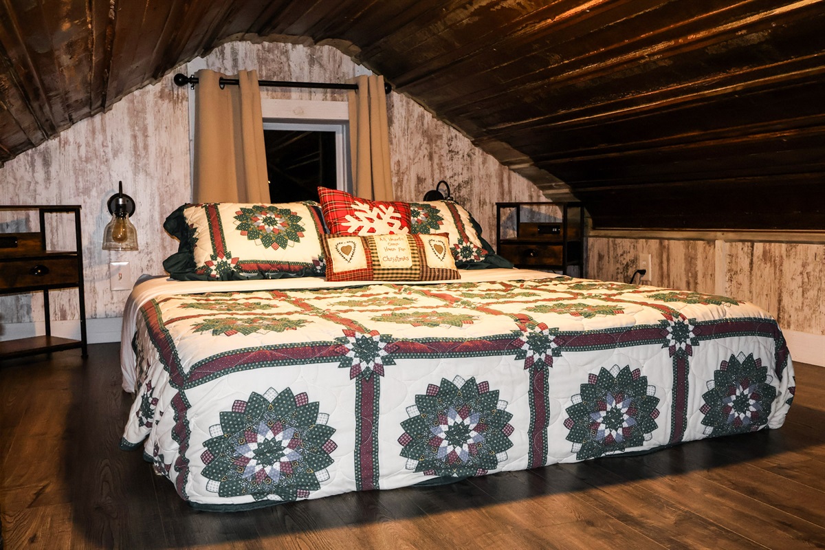 Bedroom loft w/ queen bed