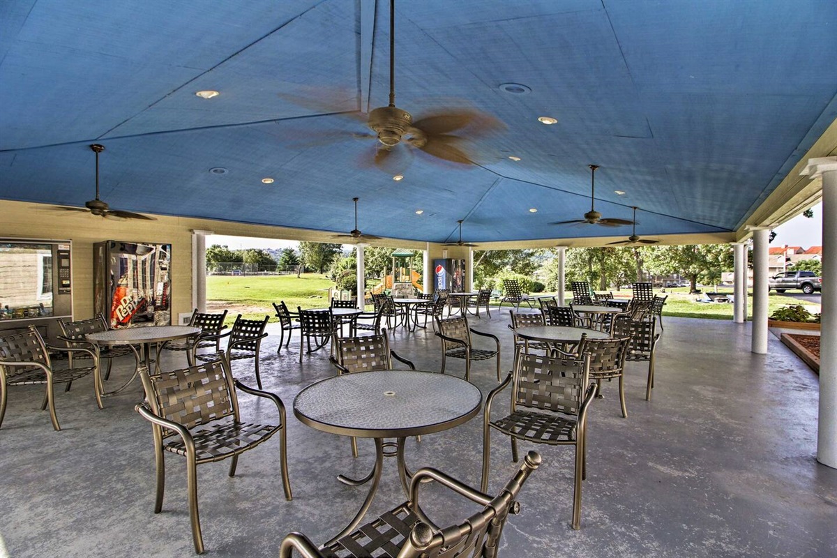Community Amenities | Outdoor Dining Tables