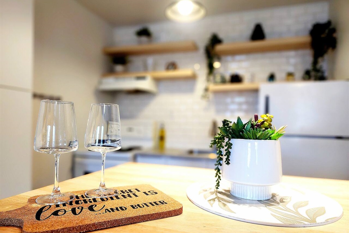 Ready-to-use drinkware for every guest.