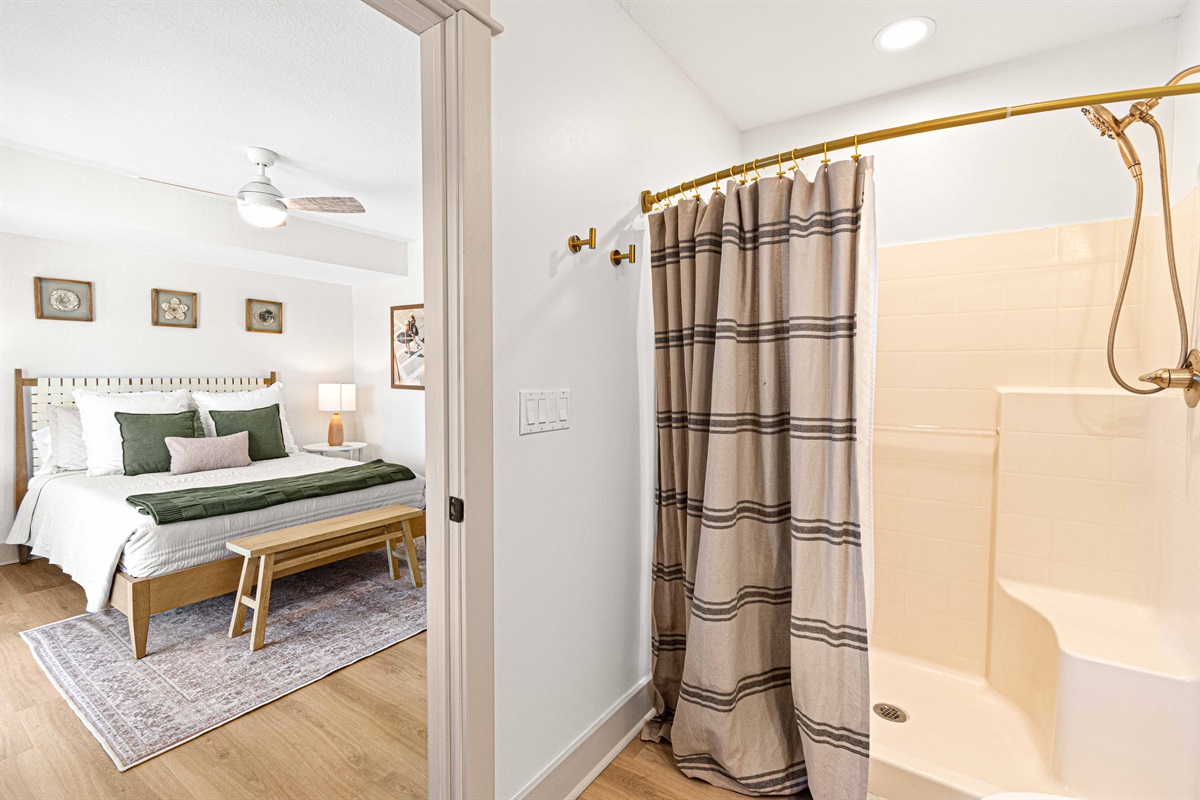 Queen room with private bathroom