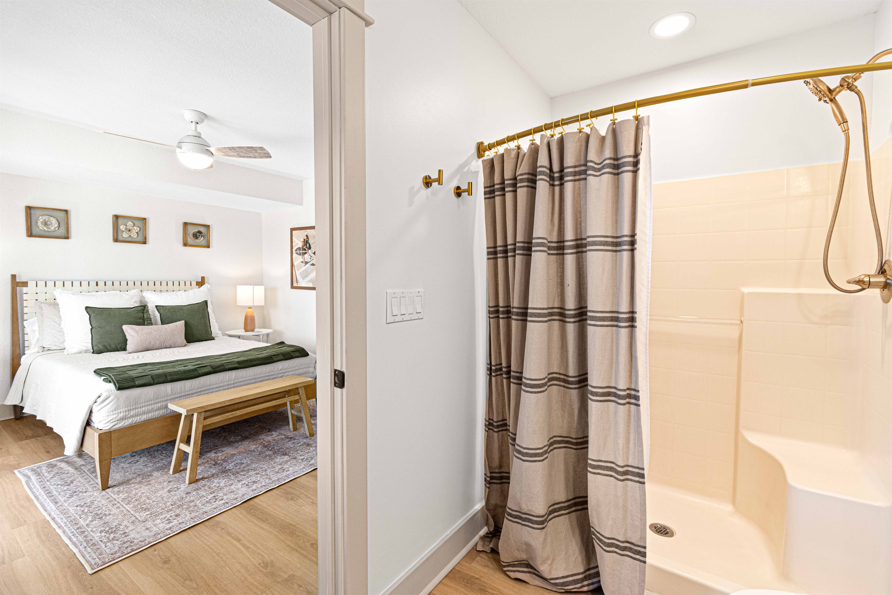 Queen room with private bathroom