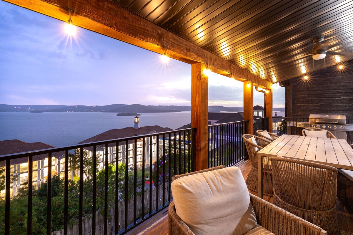 Enjoy gorgeous lakeviews on your back deck!