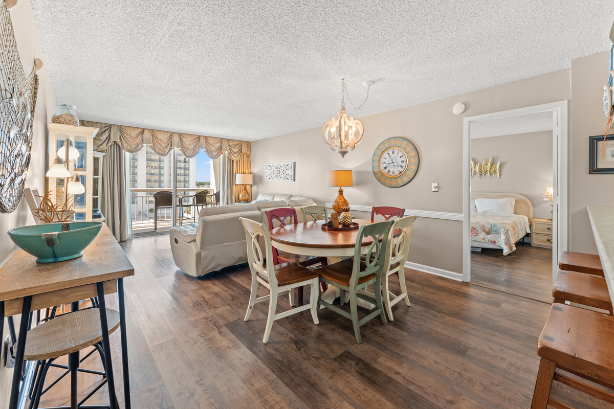 Dining area with seating for 6