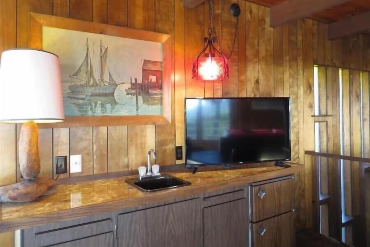 game room wet bar tv & small fridge