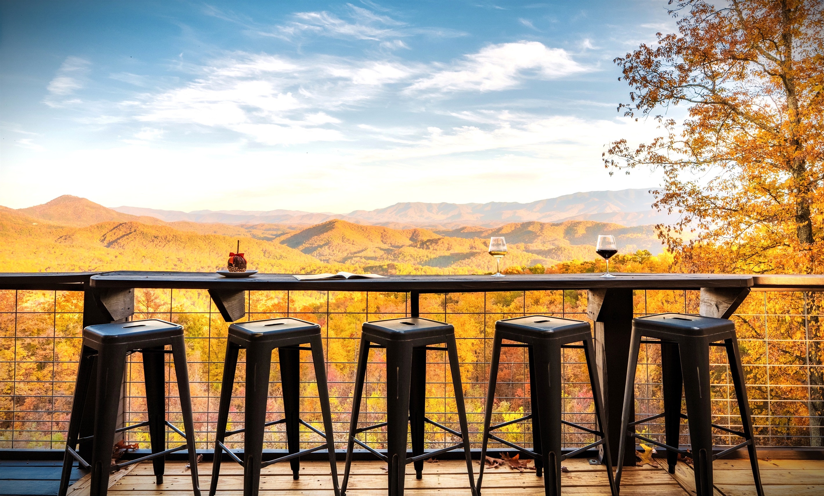 Just look at that AMAZING MOUNTAIN VIEW right in front of you! Enjoy the ultimate outdoor experience with your loved ones on this bar table with that unobstructed view. We're betting your favorite drinks will taste so much better ❤️
