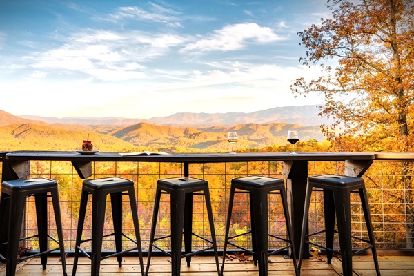 Just look at that AMAZING MOUNTAIN VIEW right in front of you! Enjoy the ultimate outdoor experience with your loved ones on this bar table with that unobstructed view. We're betting your favorite drinks will taste so much better ❤️