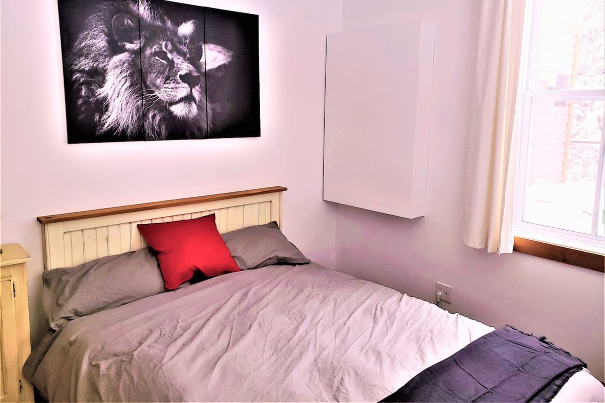 Chambre #2 au rez-de-chaussée avec un lit queen et un lit superposé.