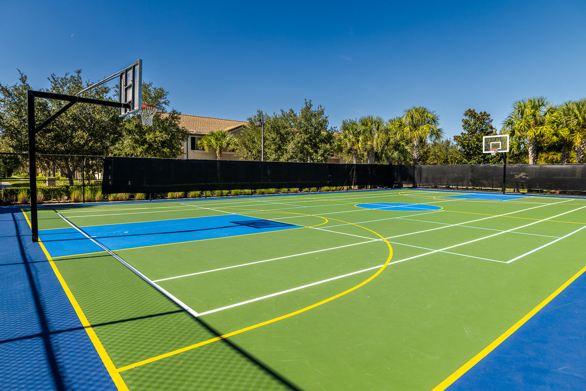 Basketball / tennis court