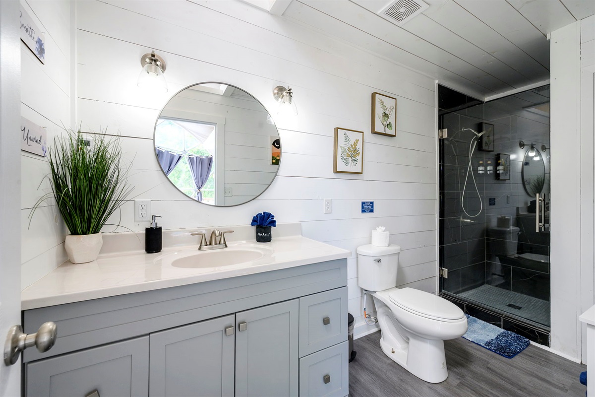 Full Bathroom w/ Shower