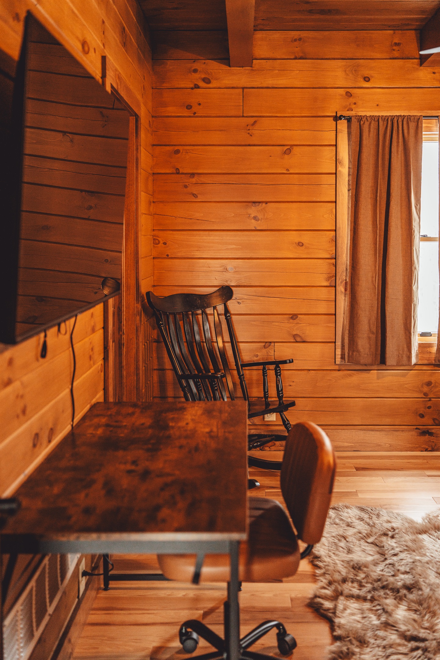 Work Space for Those Who Unfortunately Have to Get Work Done on Vacay