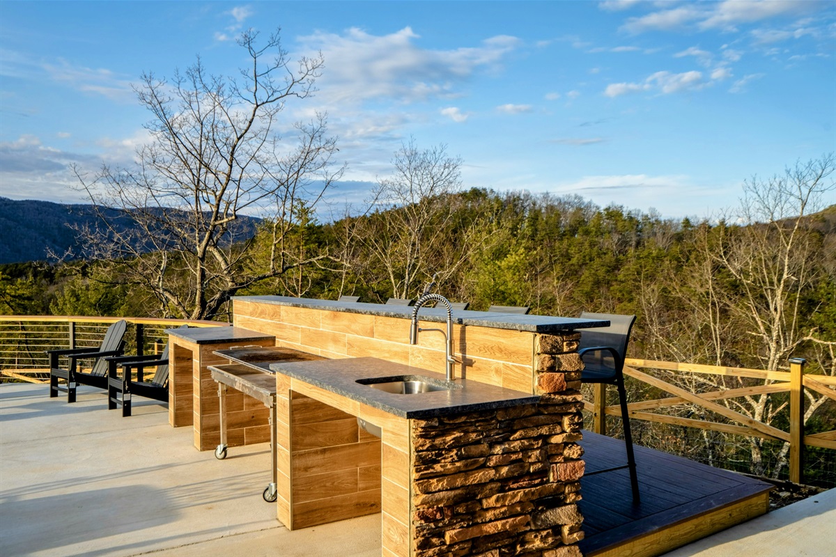 Outdoor Chef’s Station – Grill, dine, and entertain surrounded by sweeping mountain views and fresh mountain air.