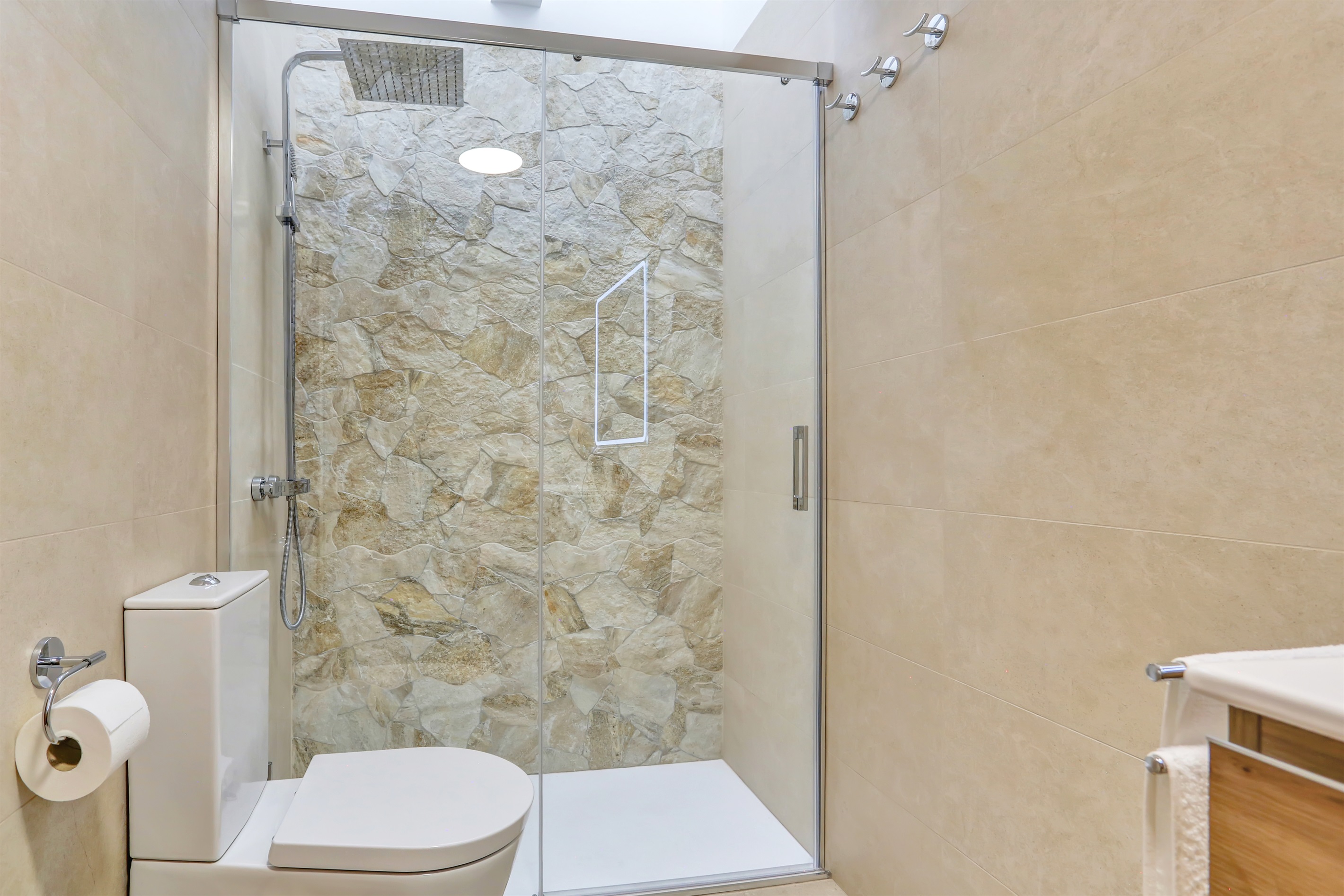 Full bathroom with a spacious shower, modern finishes, and a functional design for a comfortable stay.