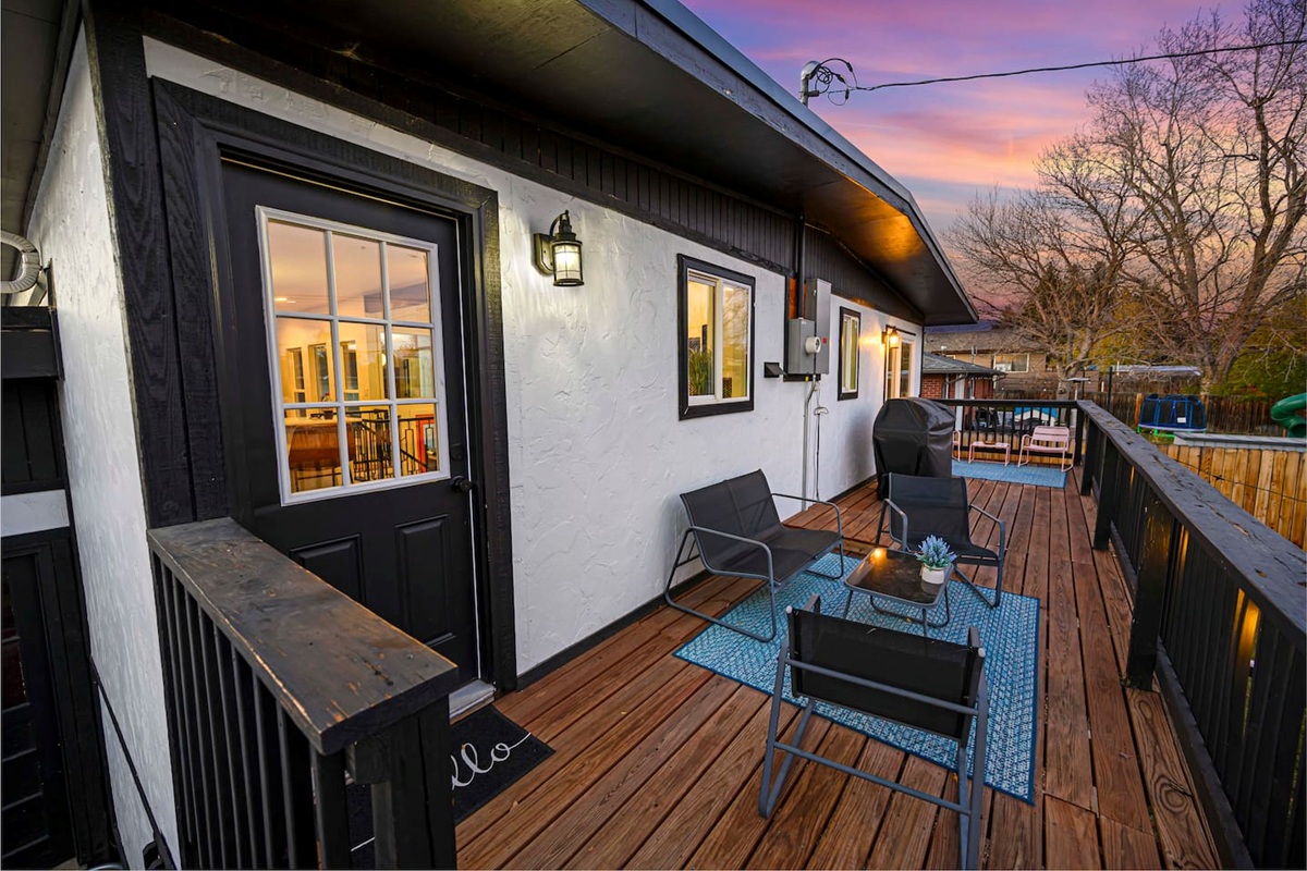 Evening cocktails on the private deck with outdoor seating. Post sunset hangs are the best .