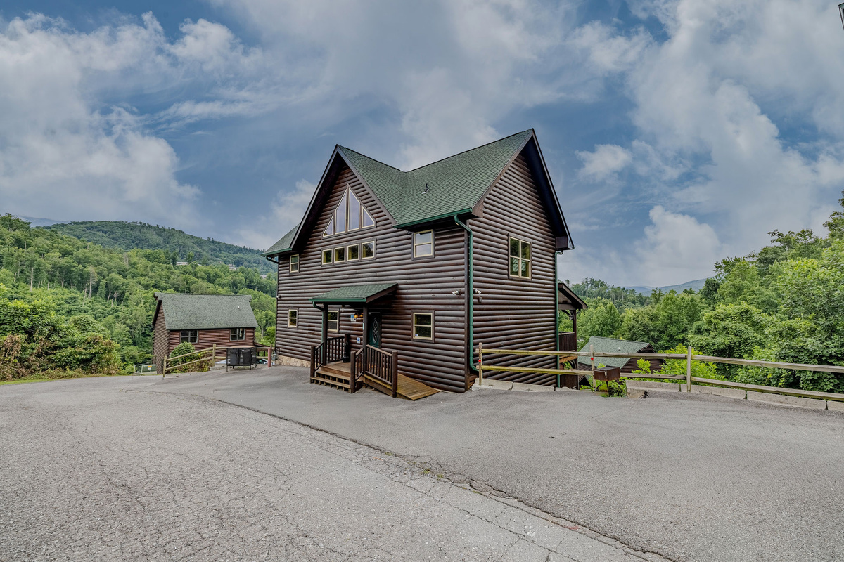 A ramp leads to the main entrance, offering step-free access to the primary living level and main-level Headliner Suite.