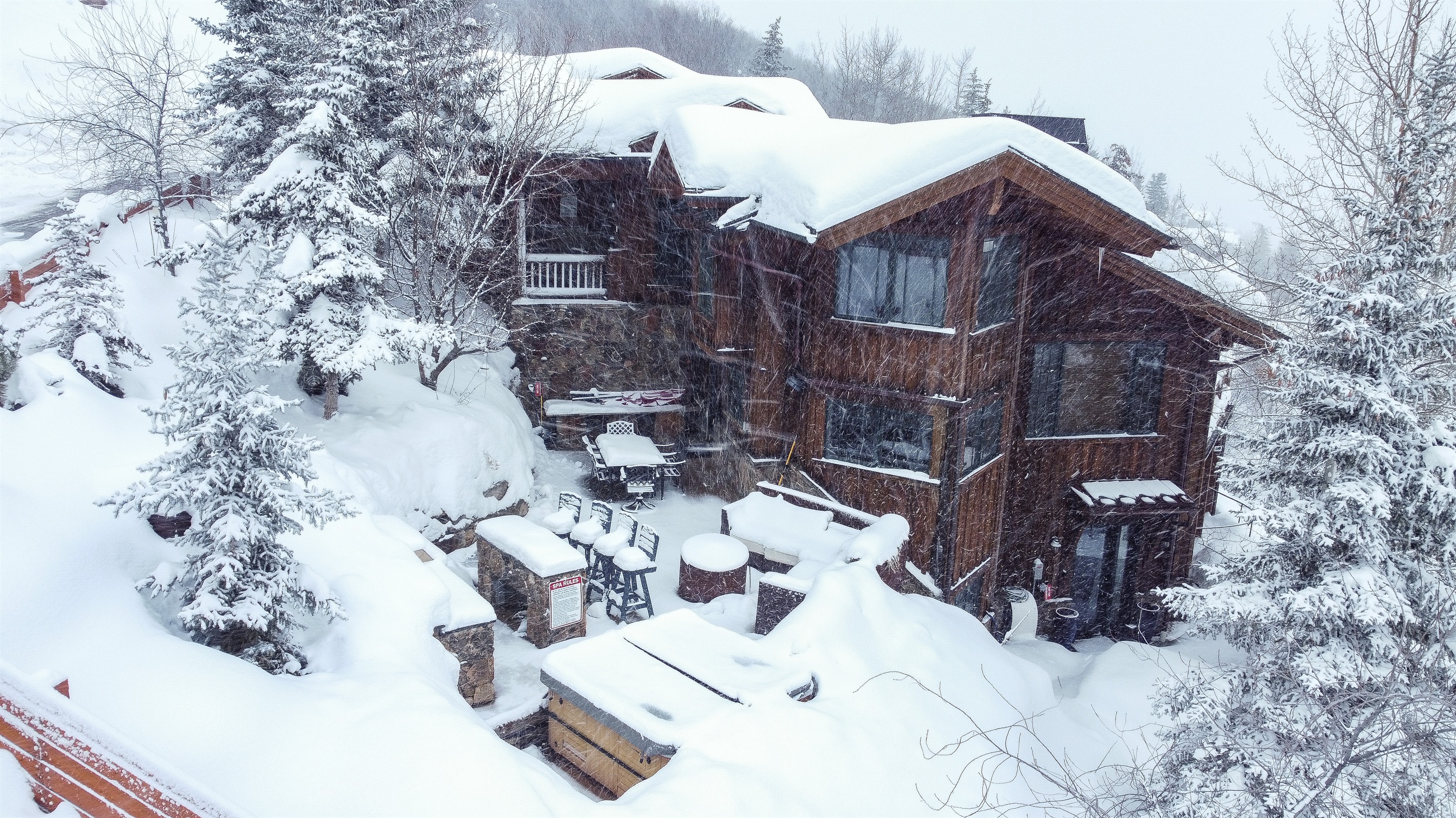 Private Hot Tub & BBQ Patio.  Relax After a Day on the Slopes
