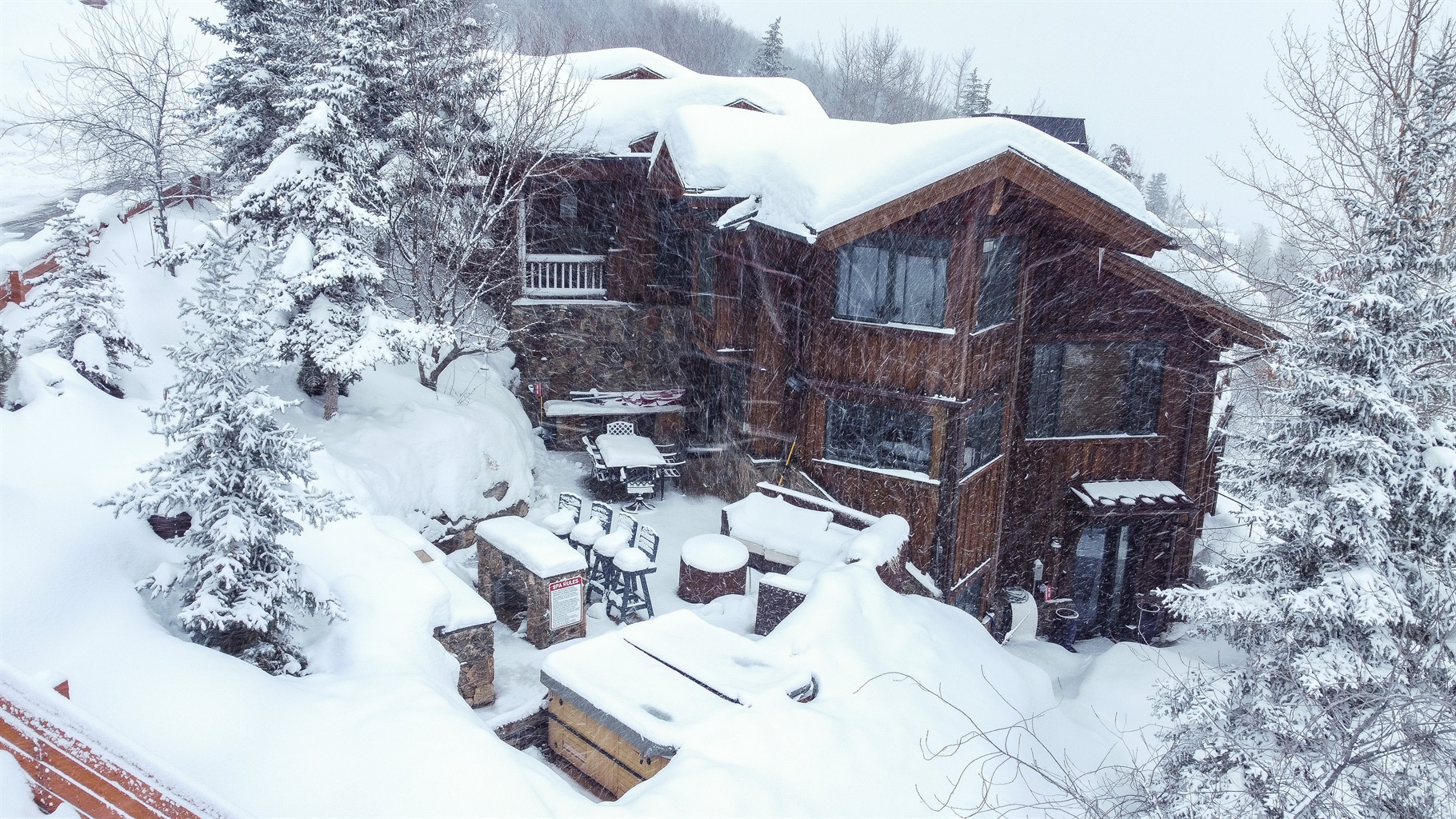 Private Hot Tub & BBQ Patio.  Relax After a Day on the Slopes